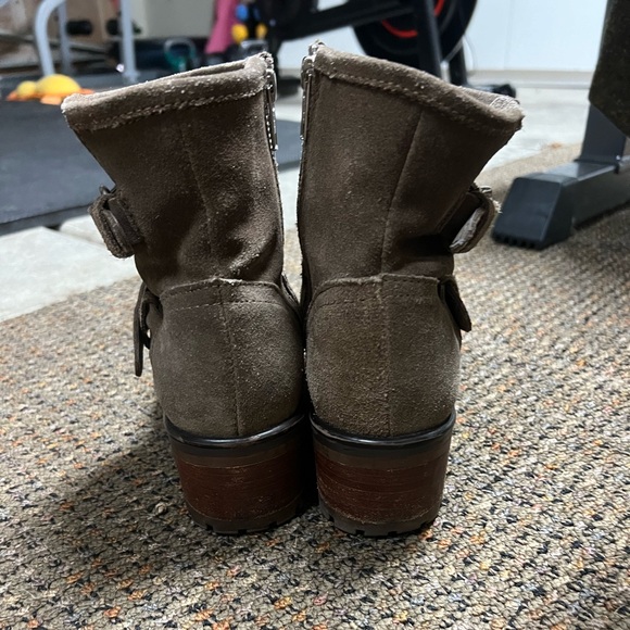 Suede fall boots. Above ankle. Great condition. No flaws.Buckles and zippered - Picture 7 of 9
